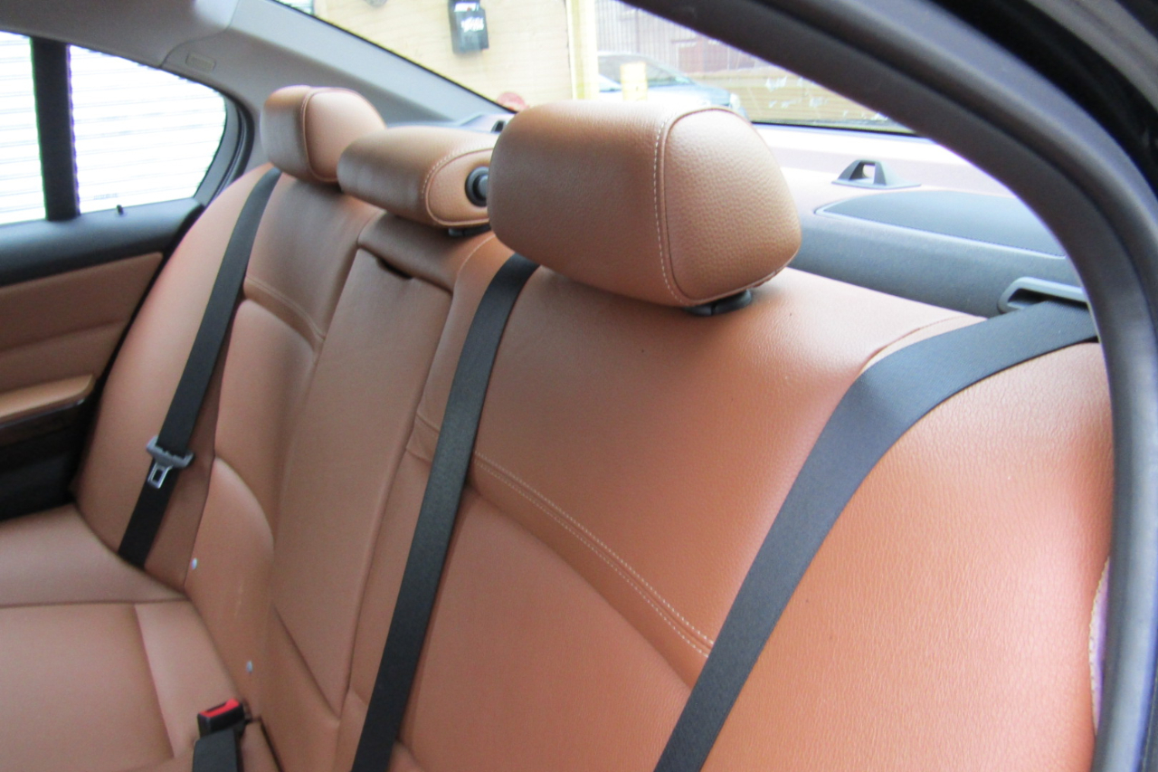 BMW 3 Series 4dr Sdn 328i xDrive AWD SULEV 2011