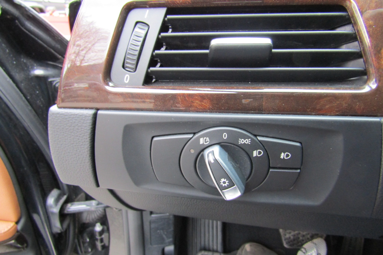 BMW 3 Series 4dr Sdn 328i xDrive AWD SULEV 2011