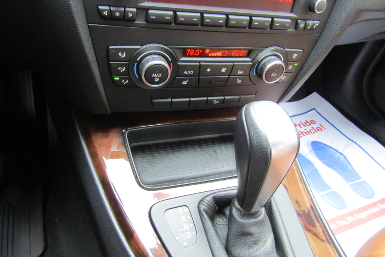 BMW 3 Series 4dr Sdn 328i xDrive AWD SULEV 2011