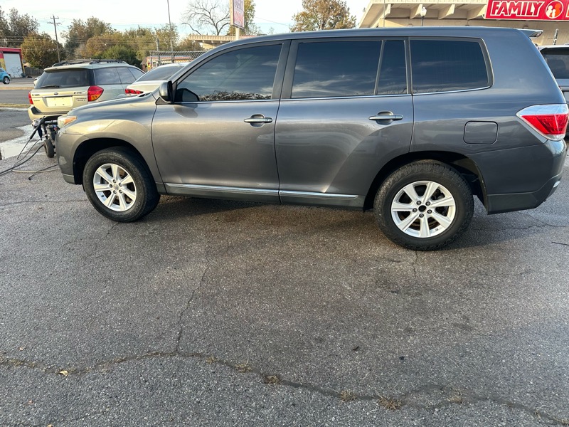 Toyota Highlander Base 2WD V6 2013