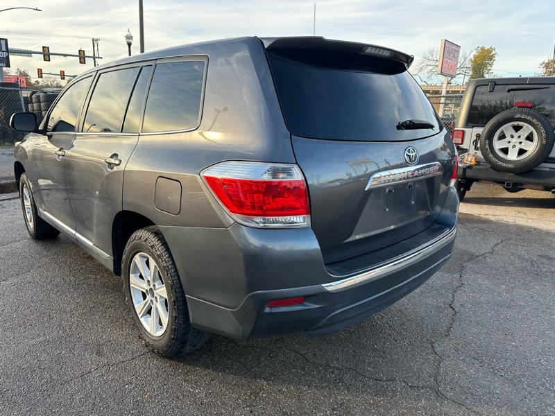 Toyota Highlander Base 2WD V6 2013