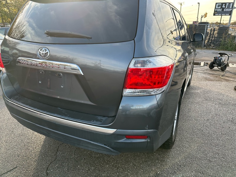 Toyota Highlander Base 2WD V6 2013