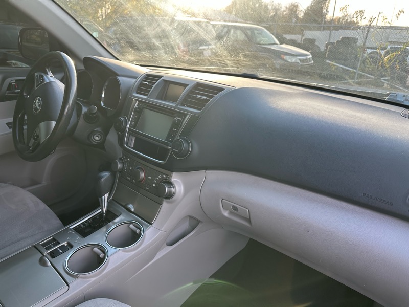 Toyota Highlander Base 2WD V6 2013