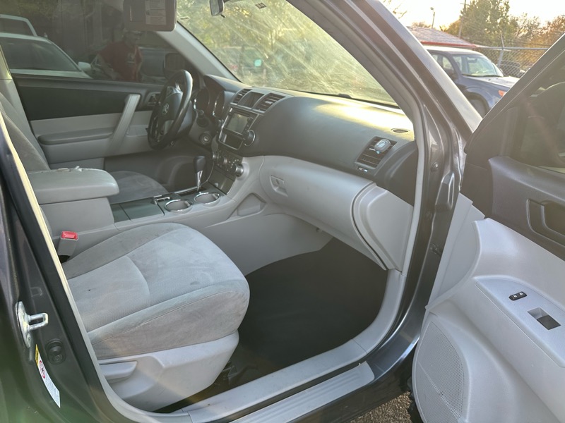 Toyota Highlander Base 2WD V6 2013