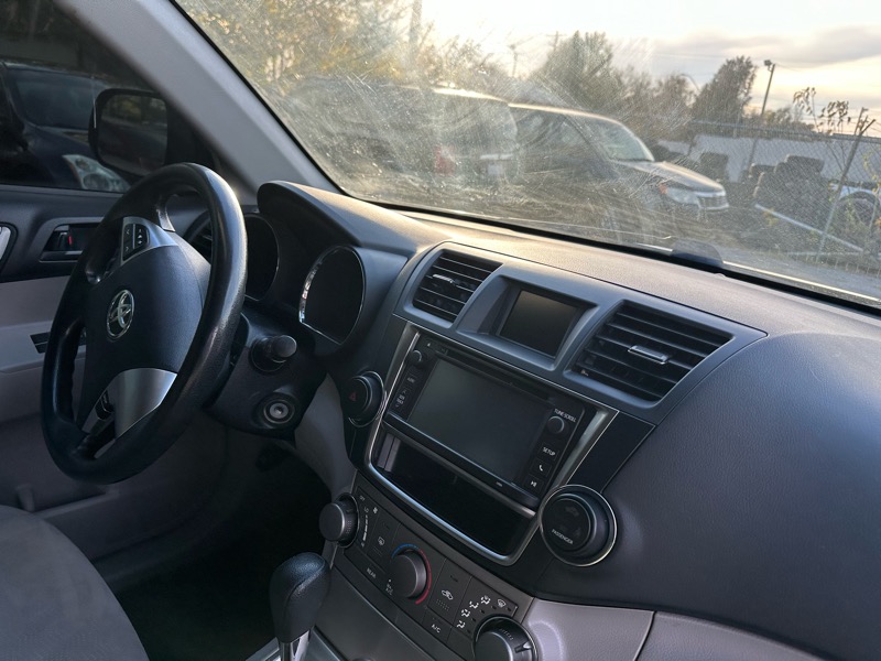 Toyota Highlander Base 2WD V6 2013