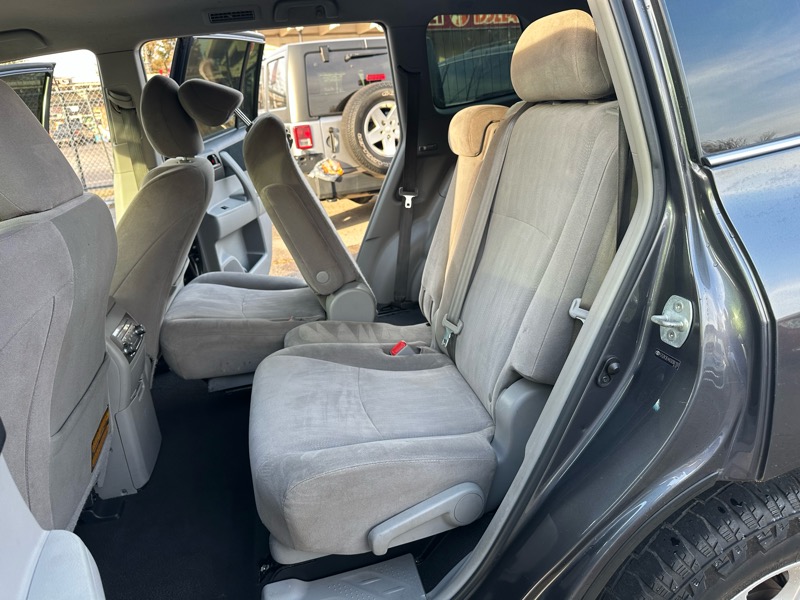 Toyota Highlander Base 2WD V6 2013