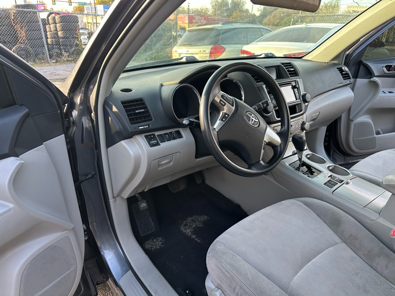 Toyota Highlander Base 2WD V6 2013