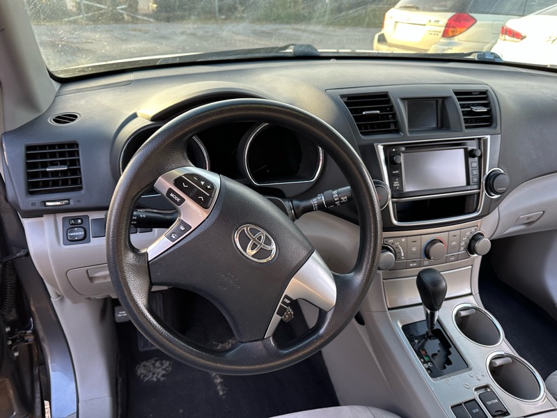 Toyota Highlander Base 2WD V6 2013
