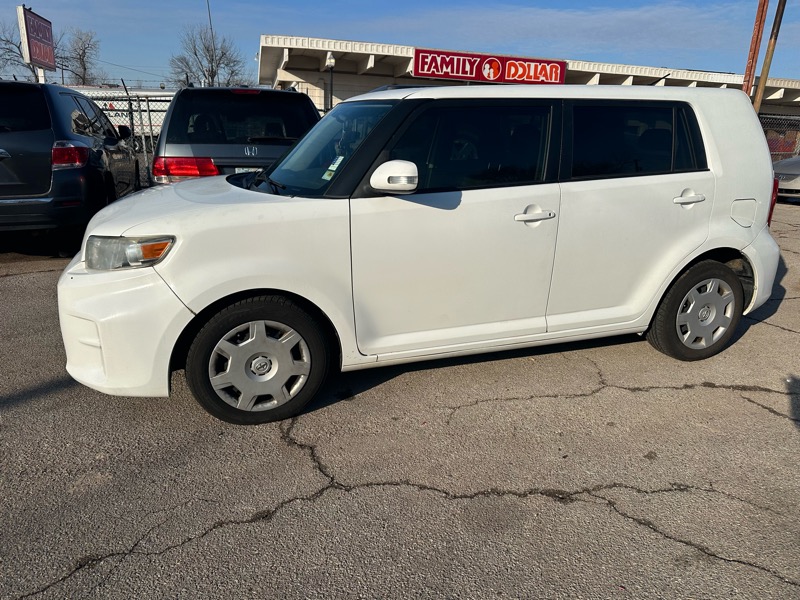 Scion xB 5-Door Wagon 5-Spd MT 2012