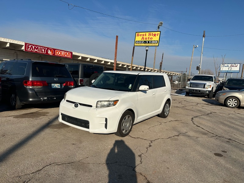Scion xB 5-Door Wagon 5-Spd MT 2012