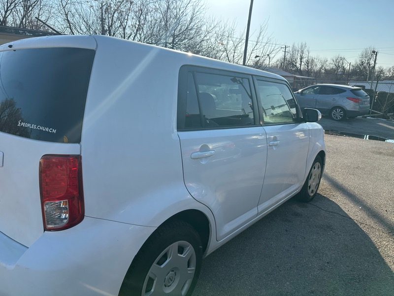 Scion xB 5-Door Wagon 5-Spd MT 2012