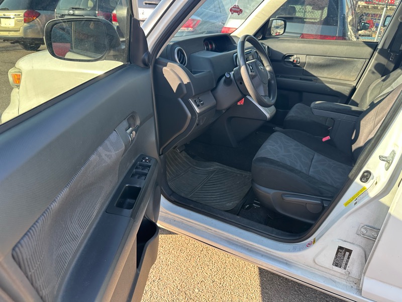 Scion xB 5-Door Wagon 5-Spd MT 2012