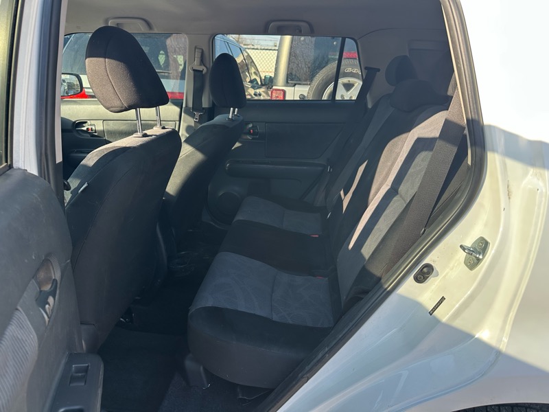 Scion xB 5-Door Wagon 5-Spd MT 2012