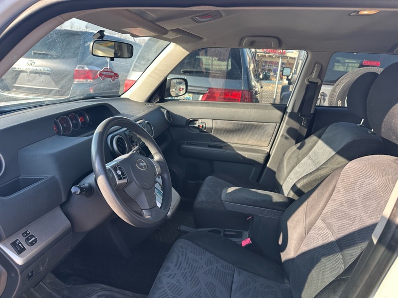 Scion xB 5-Door Wagon 5-Spd MT 2012