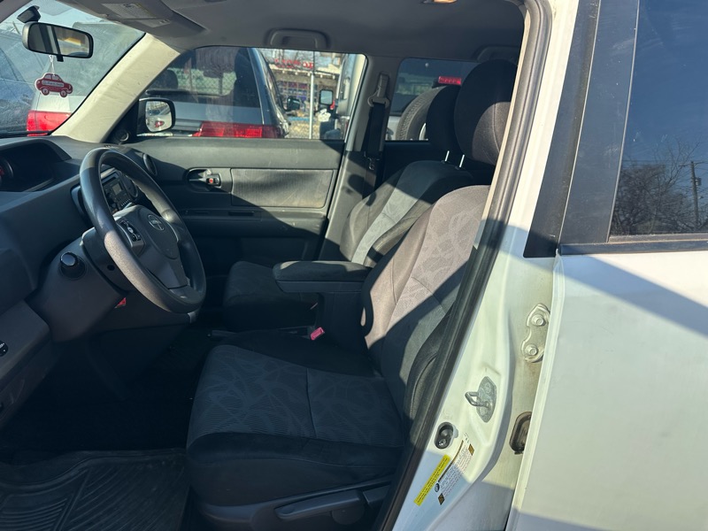 Scion xB 5-Door Wagon 5-Spd MT 2012