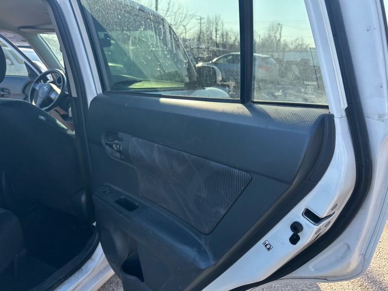 Scion xB 5-Door Wagon 5-Spd MT 2012