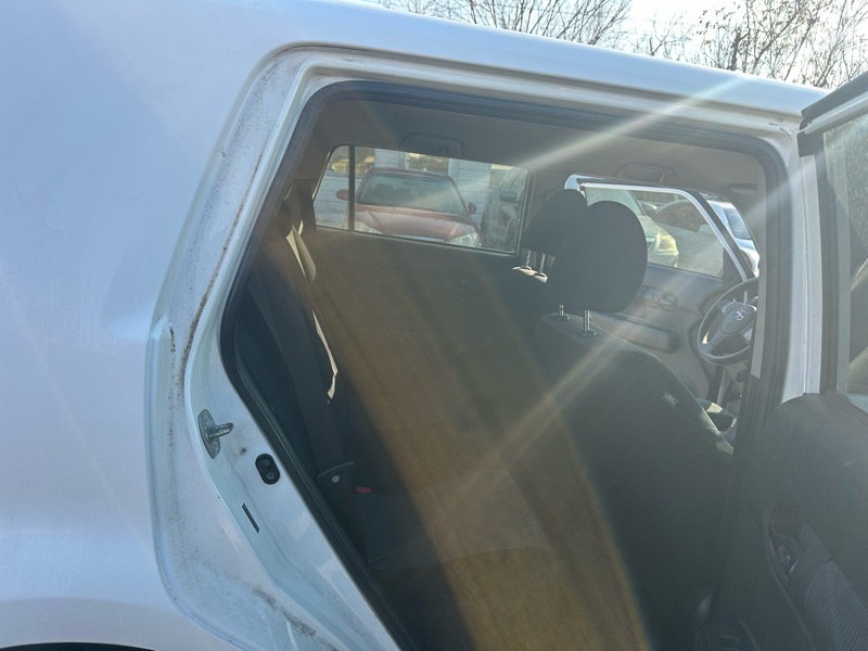 Scion xB 5-Door Wagon 5-Spd MT 2012