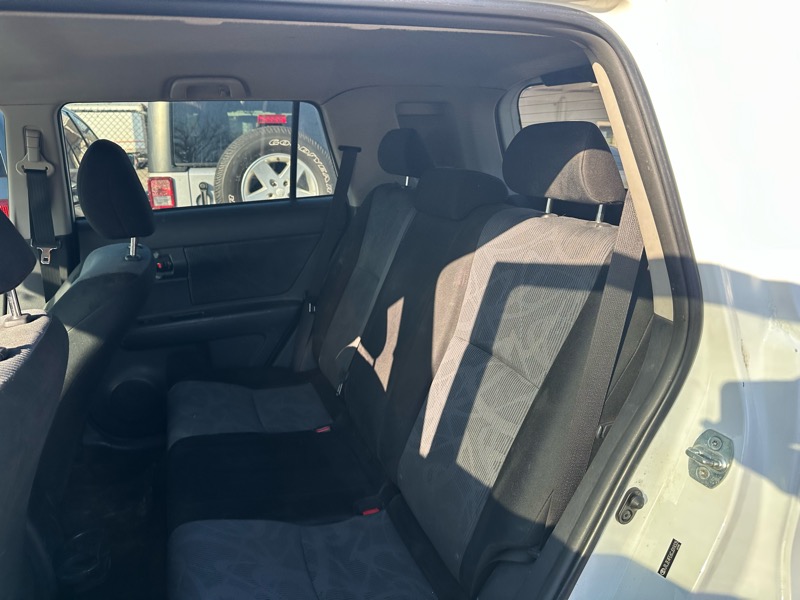 Scion xB 5-Door Wagon 5-Spd MT 2012