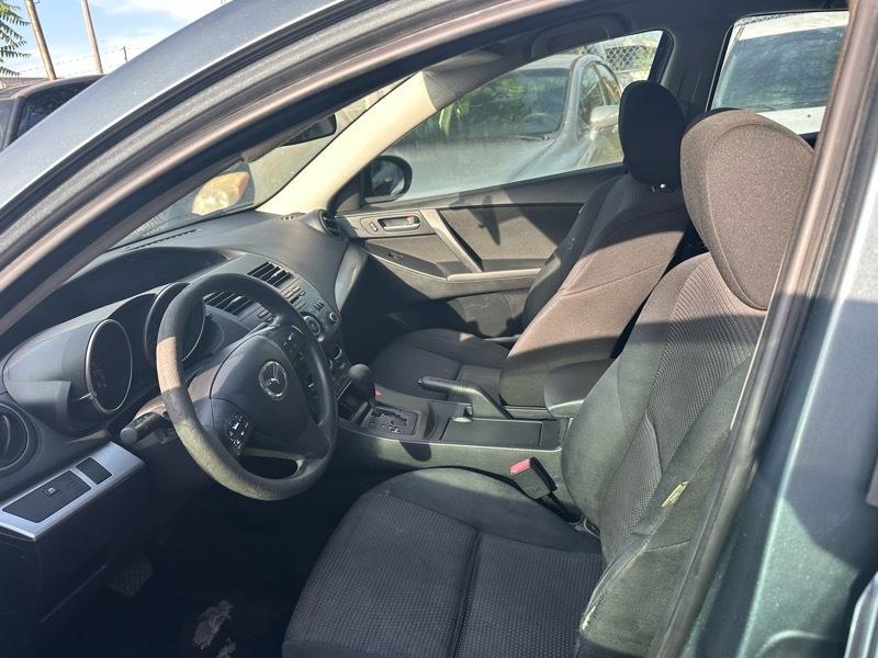 Mazda MAZDA3 i SV AT 4-Door 2013