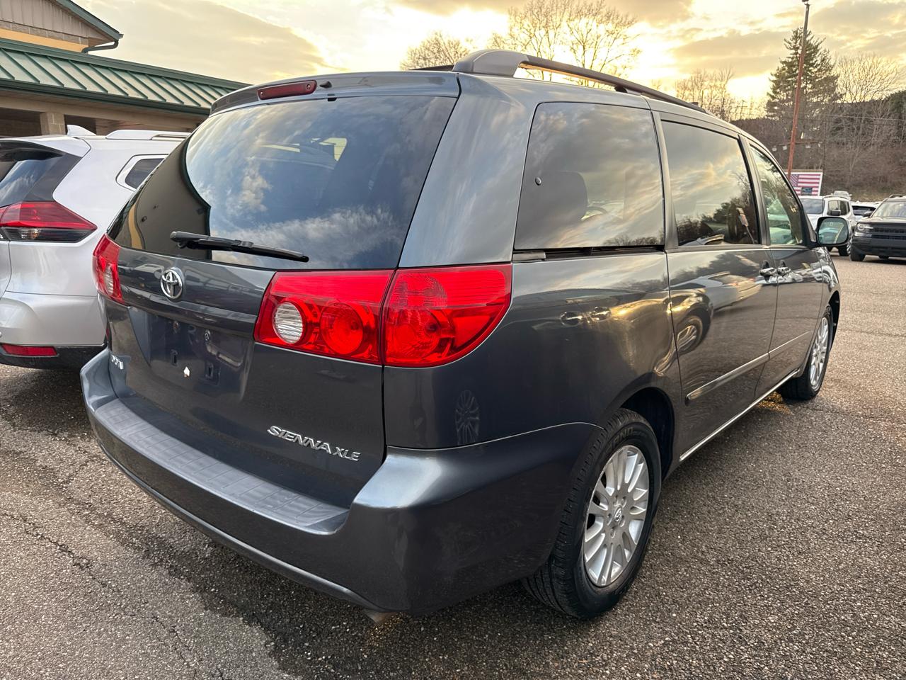 Toyota Sienna 5dr 7-Pass Van XLE FWD (Natl) 2008