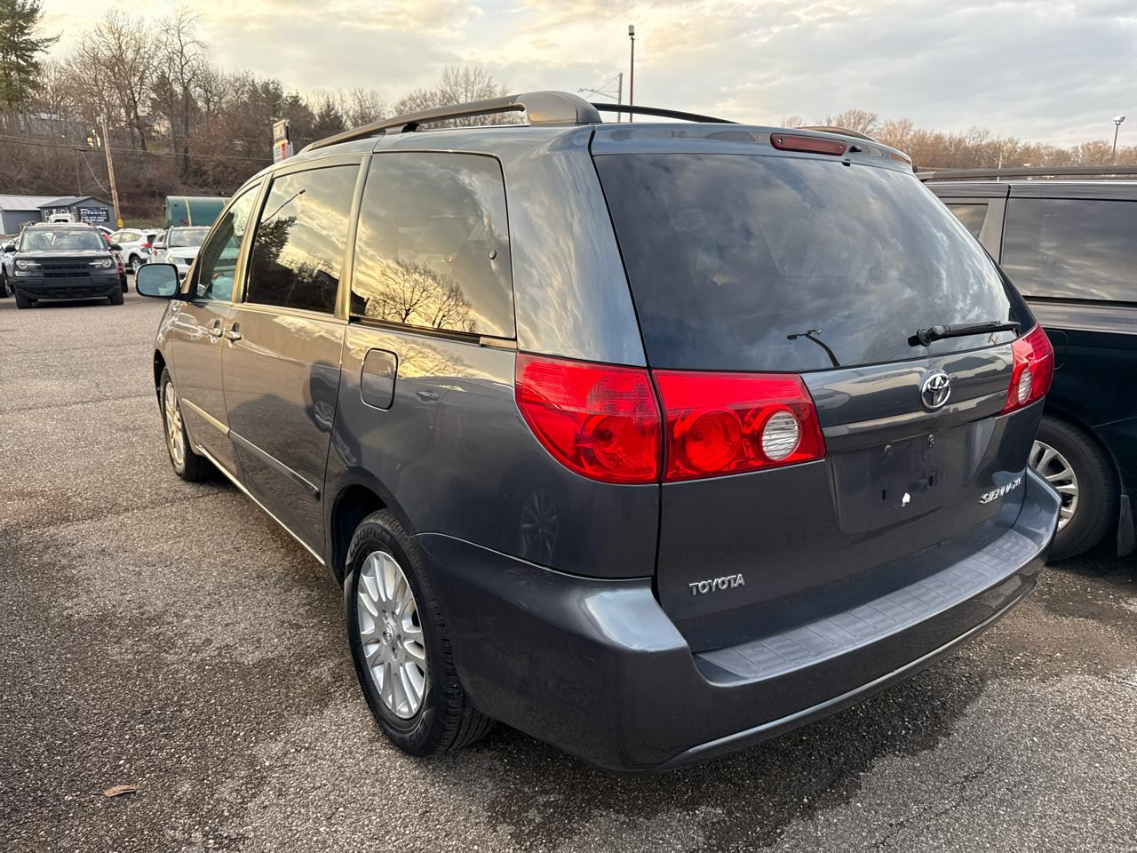 Toyota Sienna 5dr 7-Pass Van XLE FWD (Natl) 2008