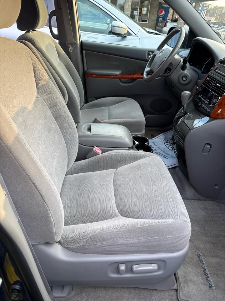 Toyota Sienna 5dr 7-Pass Van XLE FWD (Natl) 2008