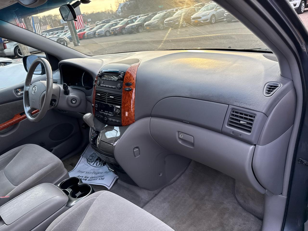 Toyota Sienna 5dr 7-Pass Van XLE FWD (Natl) 2008