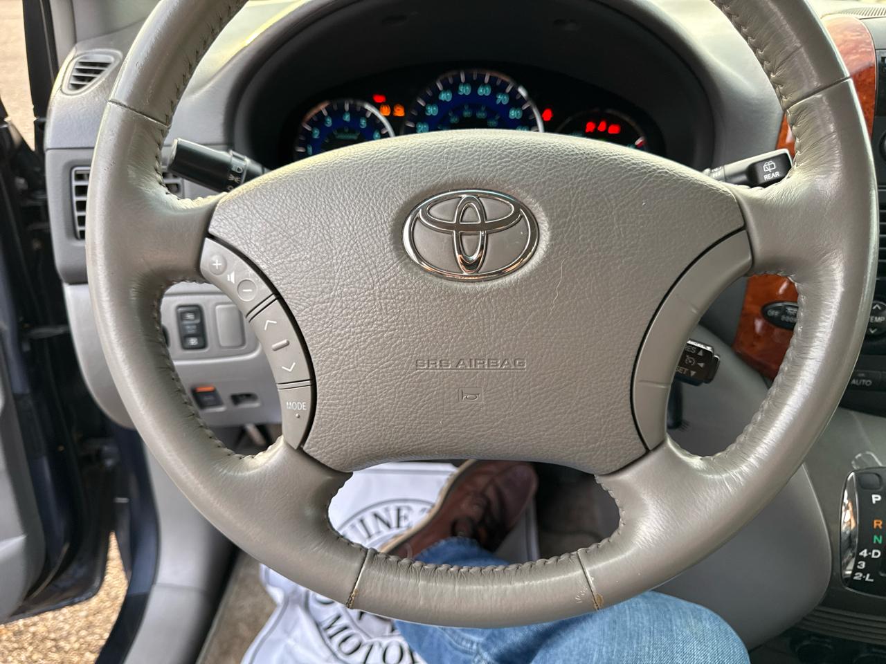 Toyota Sienna 5dr 7-Pass Van XLE FWD (Natl) 2008