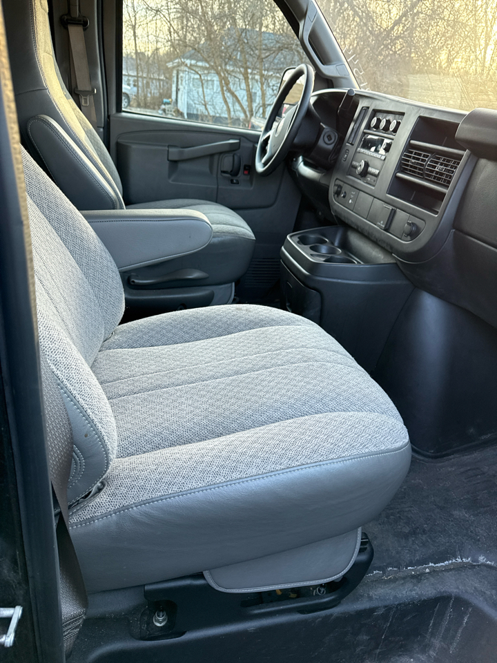 GMC Savana Cargo Van RWD 3500 155" 2016