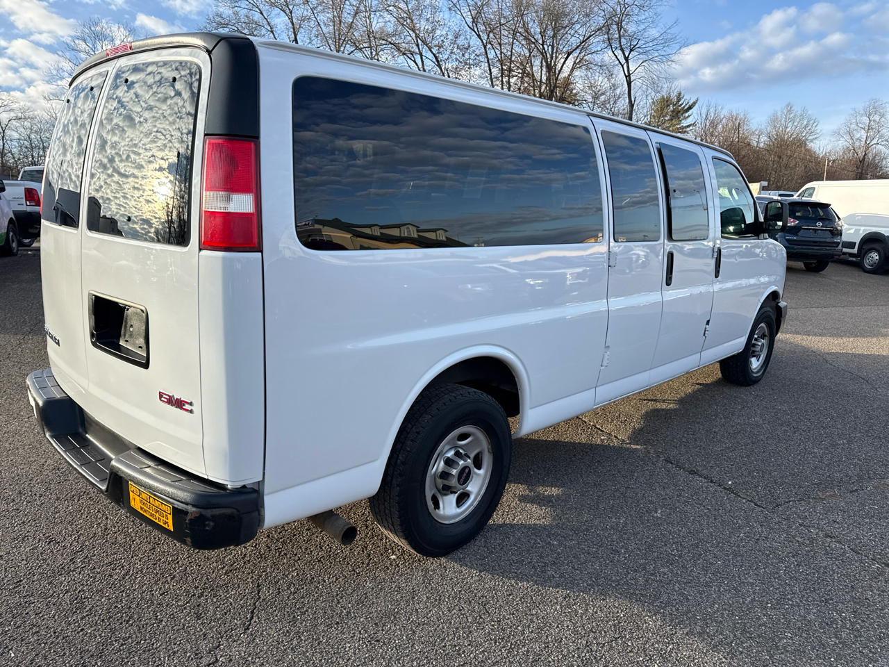 GMC Savana Passenger RWD 3500 155" LS w/1LS 2017