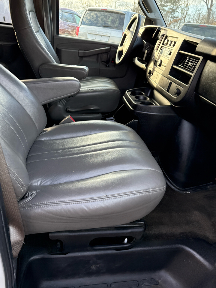 GMC Savana Passenger RWD 3500 155" LS w/1LS 2017