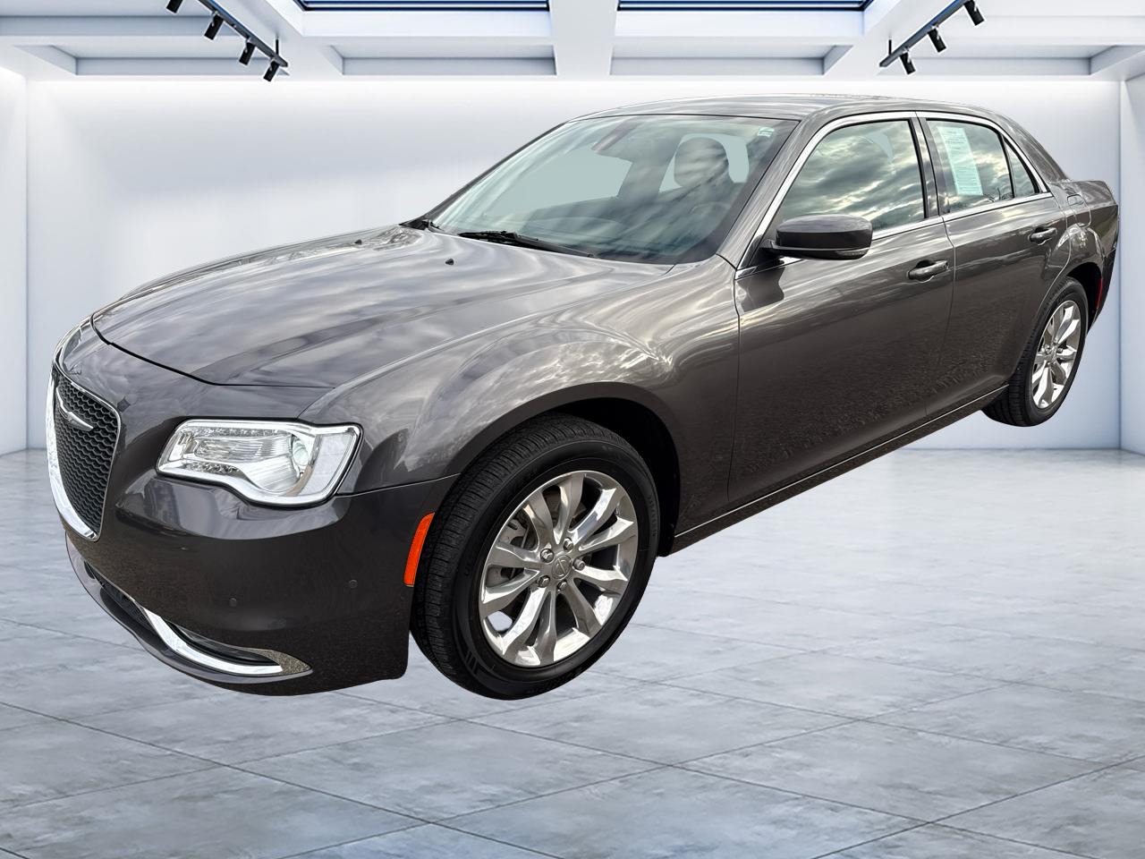 2021 Chrysler 300 Touring's photo