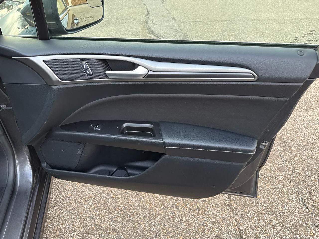 Ford Fusion Hybrid SE FWD 2017