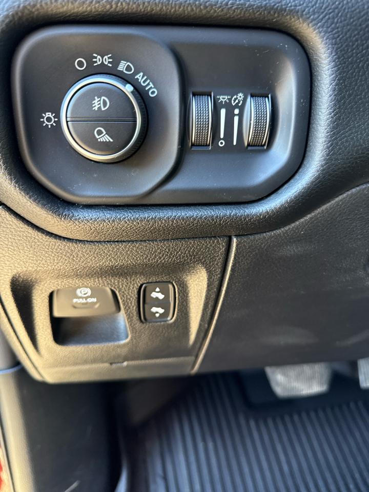 RAM 1500 Big Horn/Lone Star 4x4 Crew Cab 5'7" Box 2019