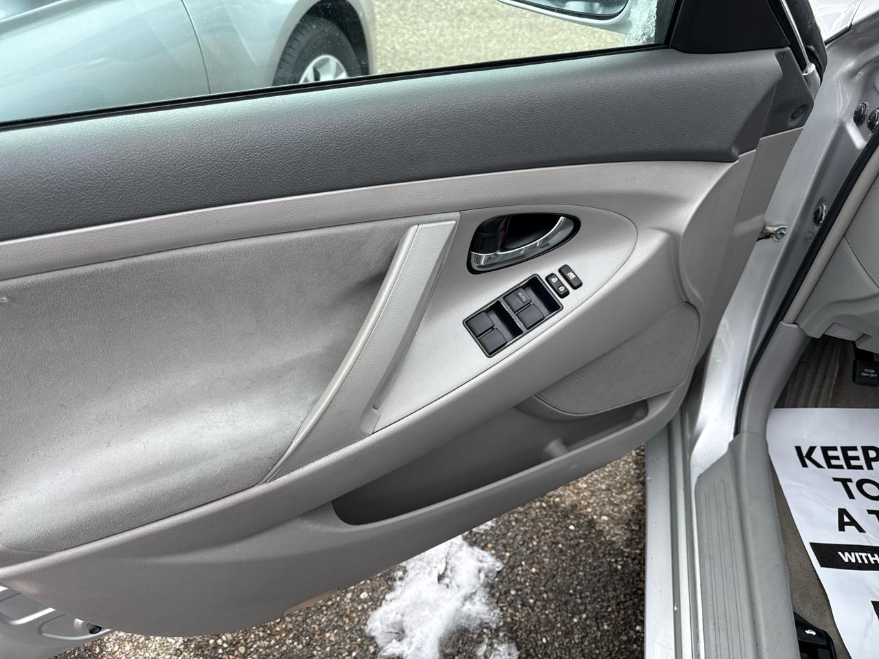 Toyota Camry 4dr Sdn I4 Man LE (Natl) 2008