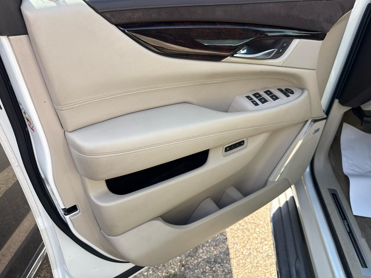 Cadillac Escalade ESV 4WD 4dr Luxury 2015