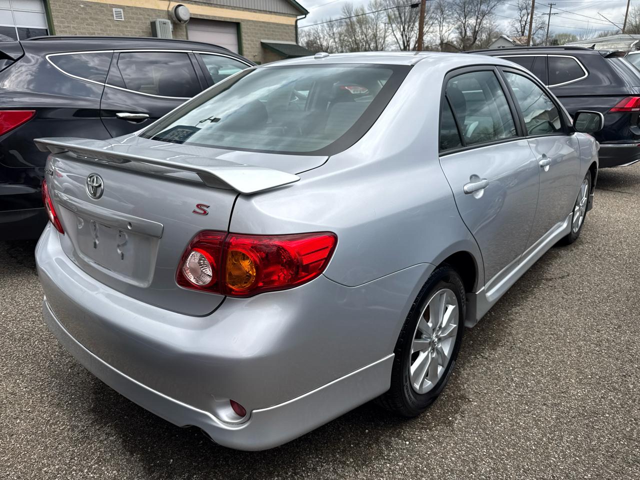 Toyota Corolla 4dr Sdn Man (Natl) 2010
