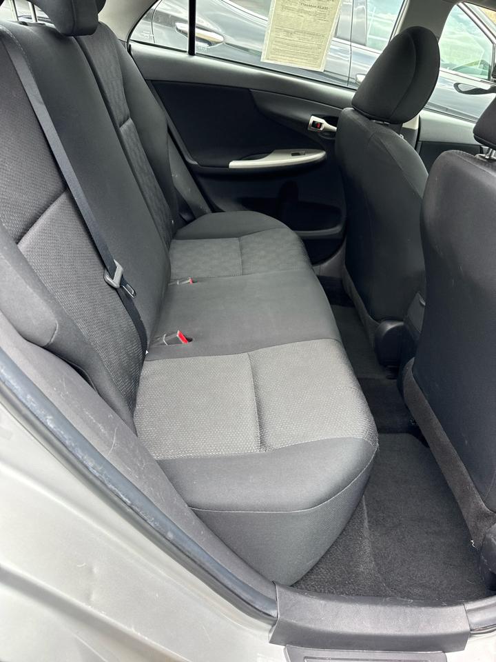 Toyota Corolla 4dr Sdn Man (Natl) 2010