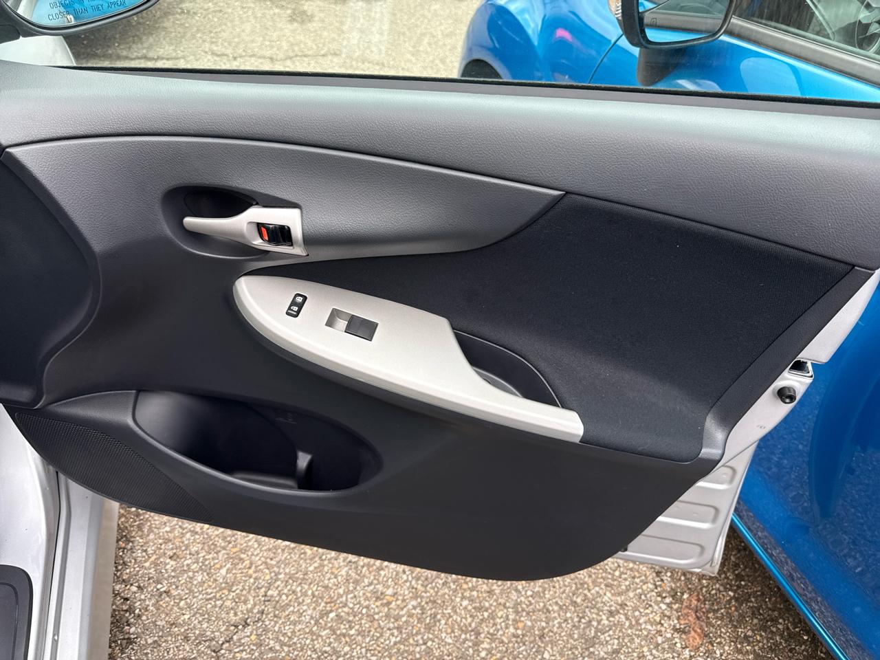 Toyota Corolla 4dr Sdn Man (Natl) 2010