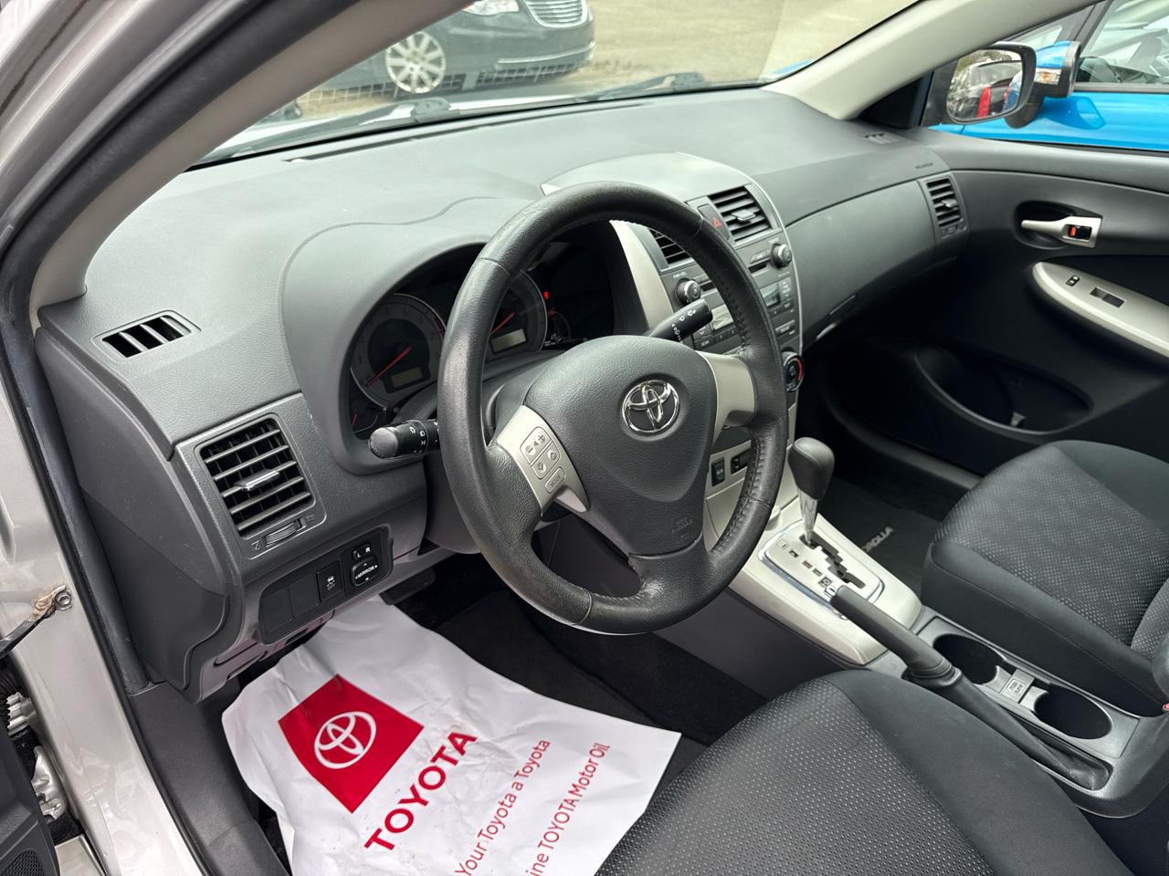 Toyota Corolla 4dr Sdn Man (Natl) 2010