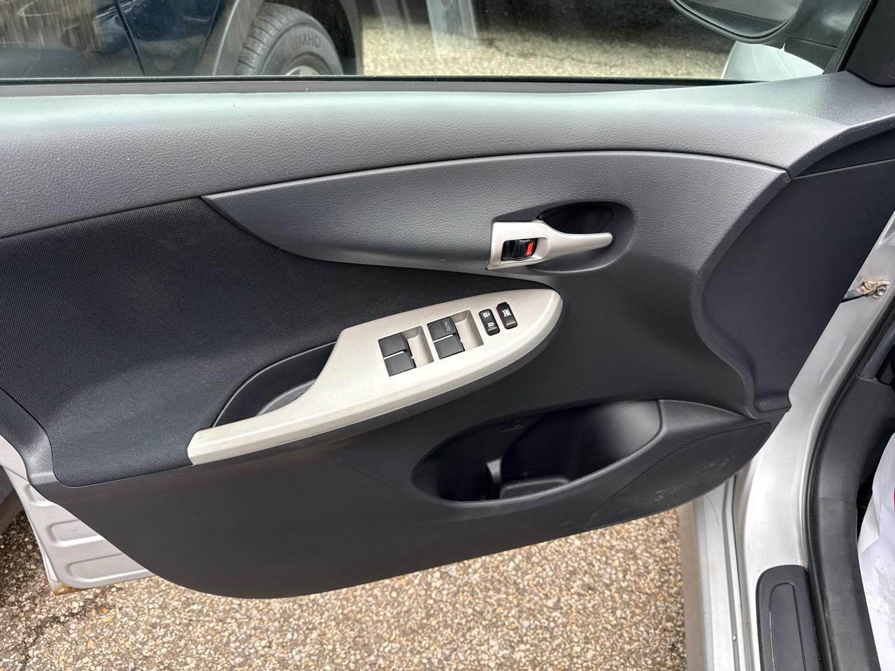 Toyota Corolla 4dr Sdn Man (Natl) 2010