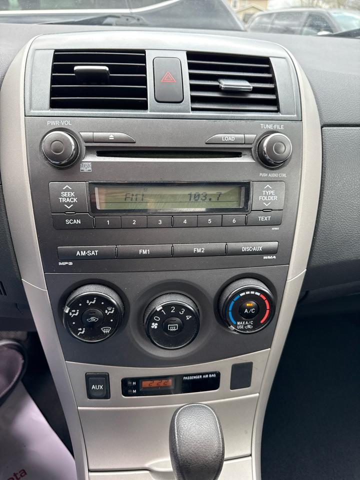 Toyota Corolla 4dr Sdn Man (Natl) 2010