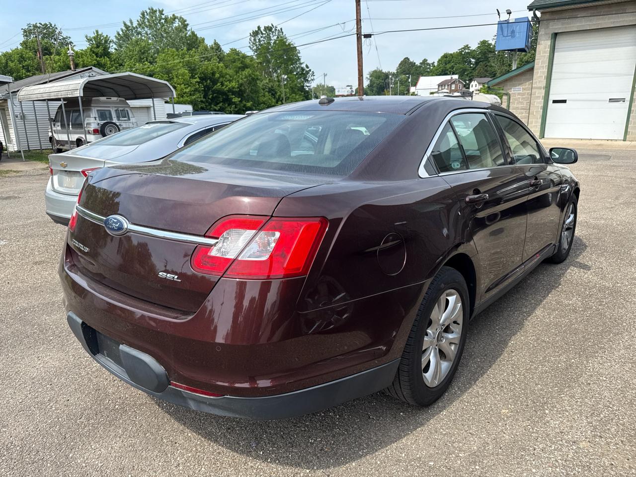 Ford Taurus 4dr Sdn SEL FWD 2010