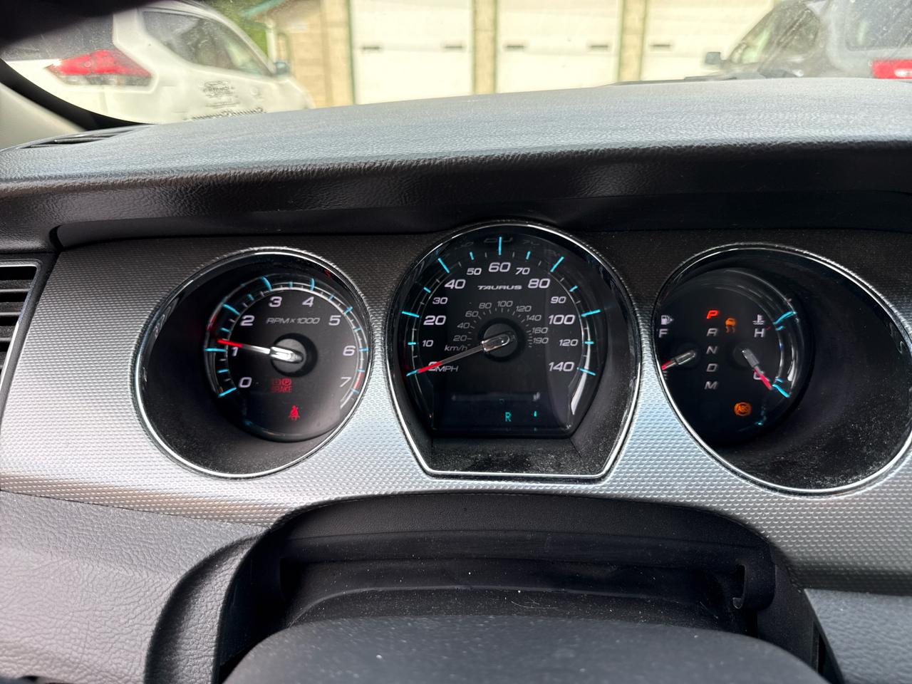 Ford Taurus 4dr Sdn SEL FWD 2010