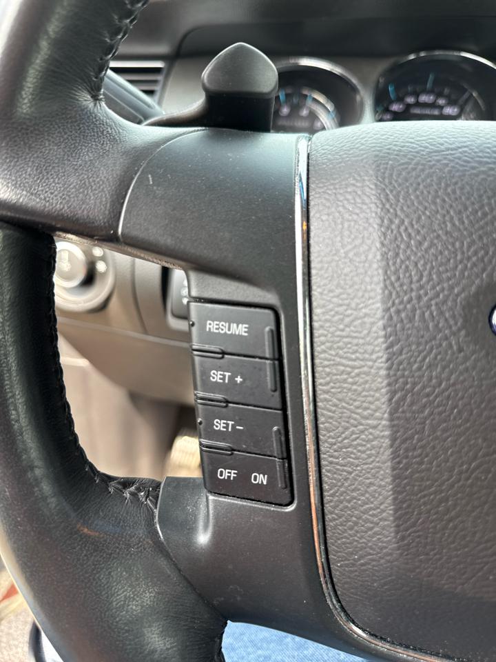 Ford Taurus 4dr Sdn SEL FWD 2010