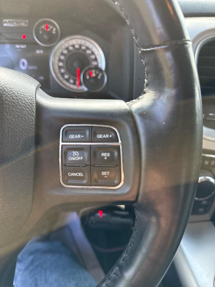RAM 1500 4WD Crew Cab 140.5" Big Horn 2015