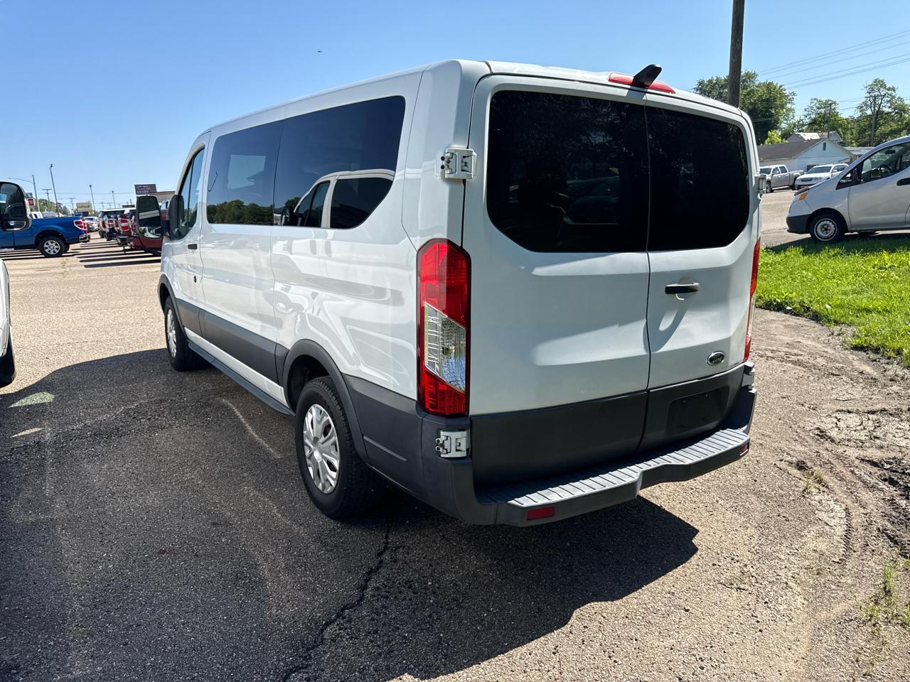 Ford Transit Wagon T-150 130" Low Roof XLT Swing-Out RH Dr 2015