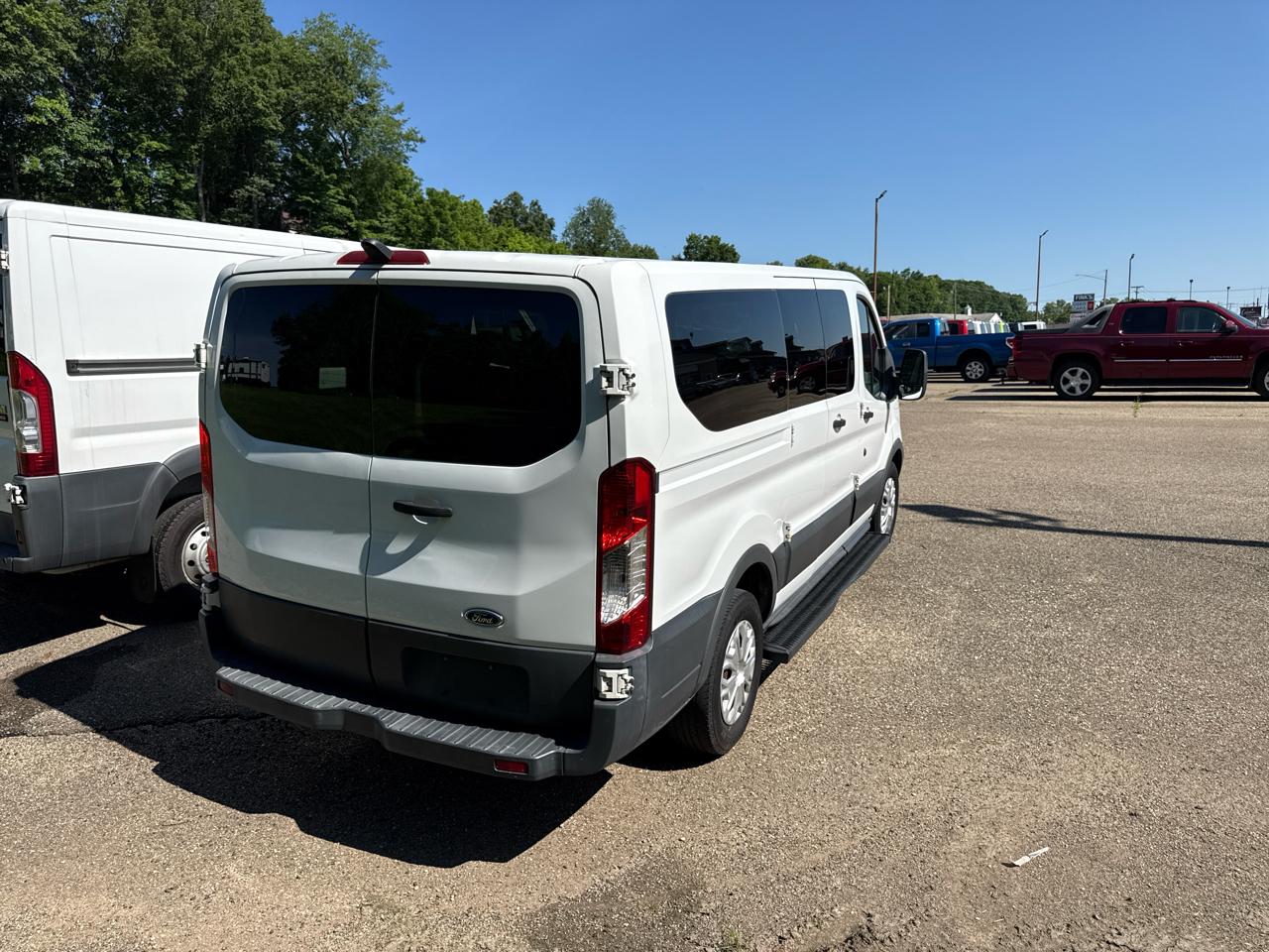 Ford Transit Wagon T-150 130" Low Roof XLT Swing-Out RH Dr 2015