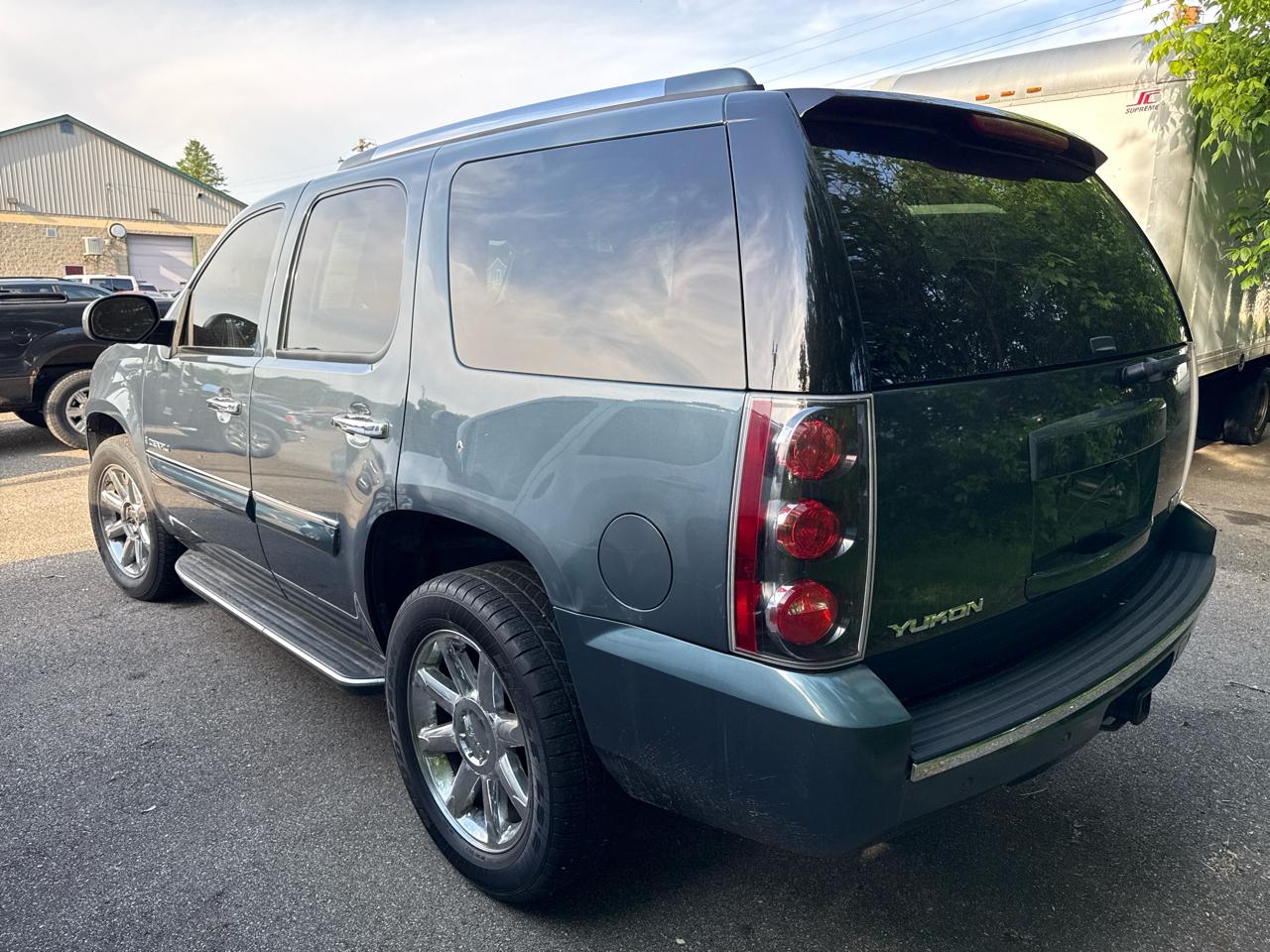 GMC Yukon Denali AWD 4dr 2008
