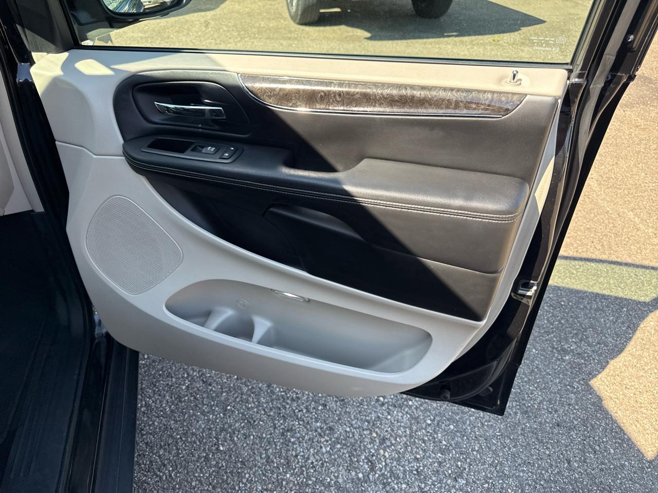 Chrysler Town & Country 4dr Wgn Touring-L 2012